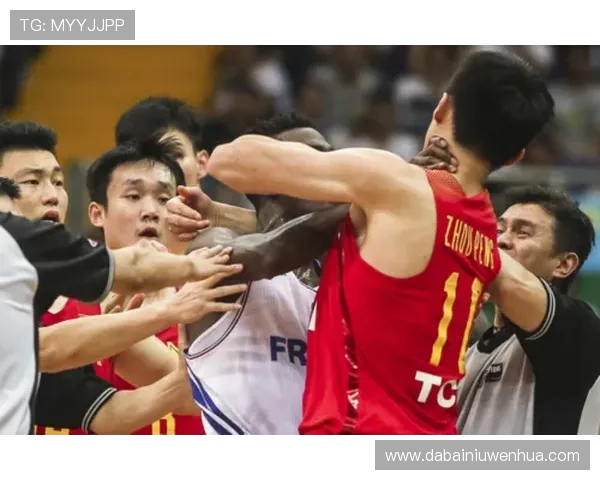 中国男篮与巴西队激烈冲突引发群殴赛场混乱球迷反响热烈